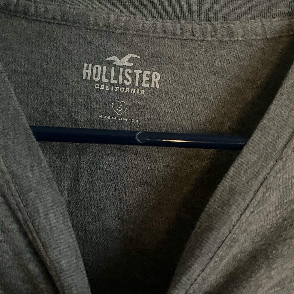 Hollister Gray Short Sleeve Tee - Picture 2 of 3